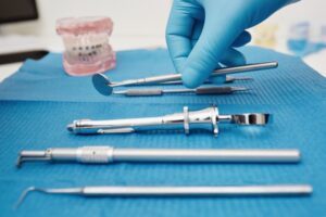 Imagen de instrumentos dentales para realizar injertos.