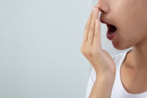 Imagen Mujer con alitosis se tapa la boca