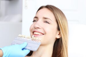 Imagen Mujer joven sonriendo enseñando los dientes